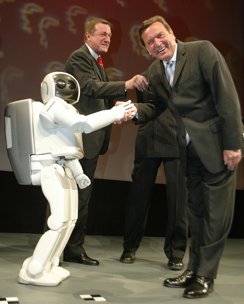 Illustration for article titled Politicians Shaking Hands With Robots, Ranked